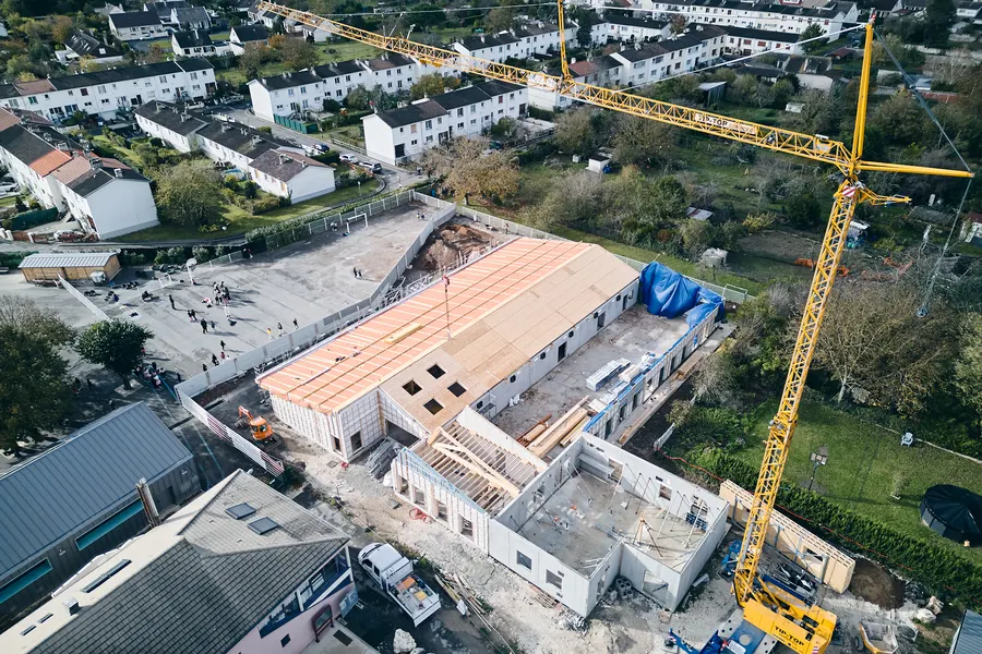 Vue drone d'un chantier avec grue à tour, au cœur d'un quartier de Seine-et-Marne