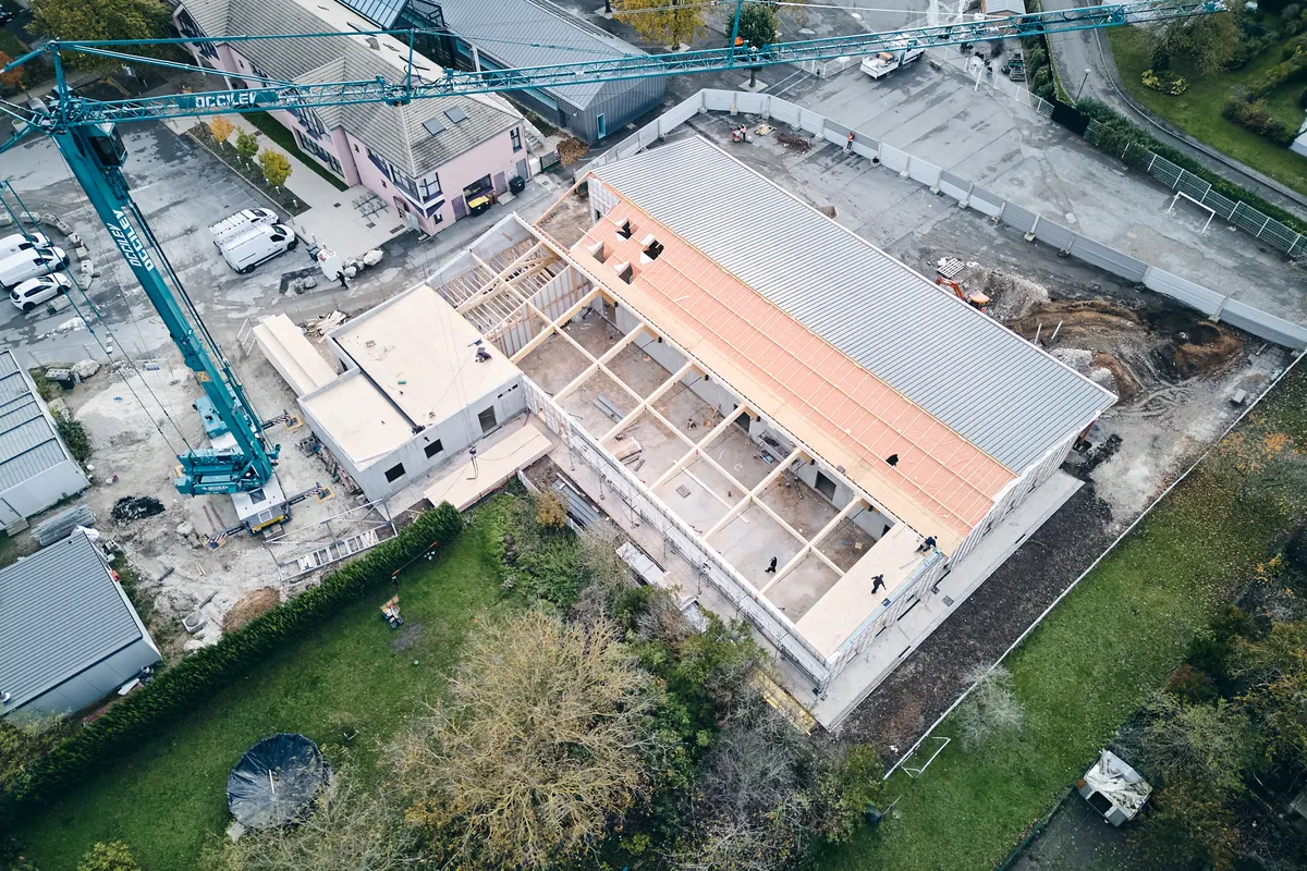 Vue drone du chantier mi-novembre 2023 : charpente bois posée sur les murs