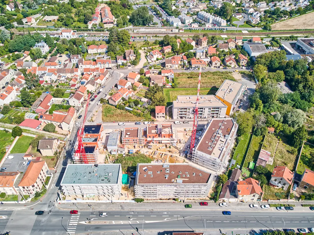 Vue oblique au drone du chantier de l'éco-quartier et des rues voisines