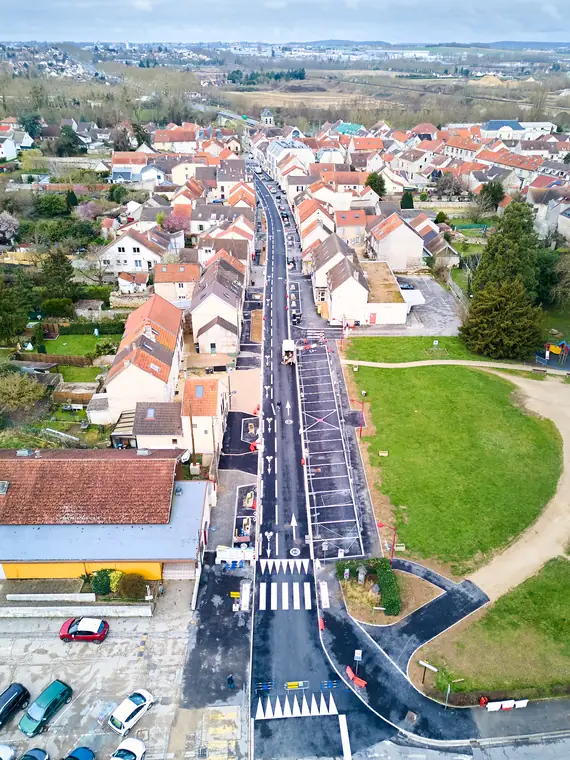 Vue aérienne de la rue de Montceaux refaite, entre les maisons de Trilport