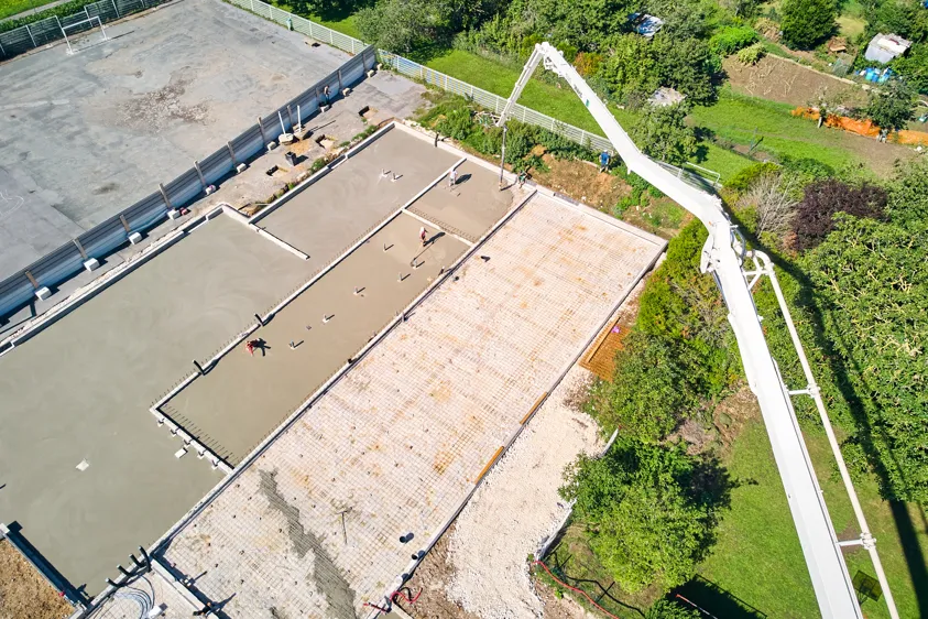 Vue drone du coulage de la dalle du réfectoire scolaire de Trilport