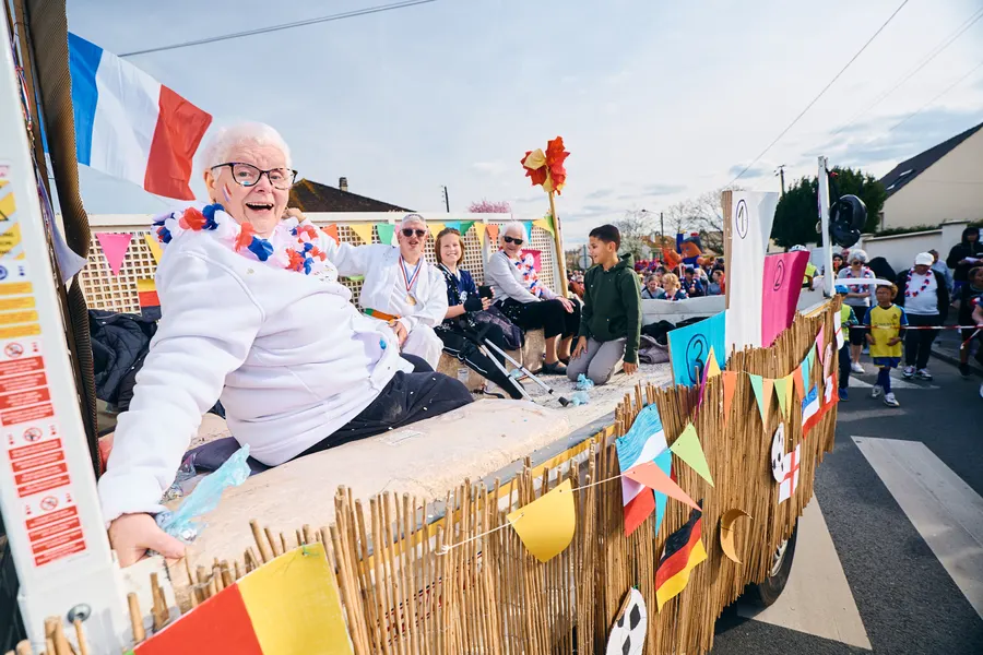 Une habitante souriante sur un char décoré du carnaval de Trilport