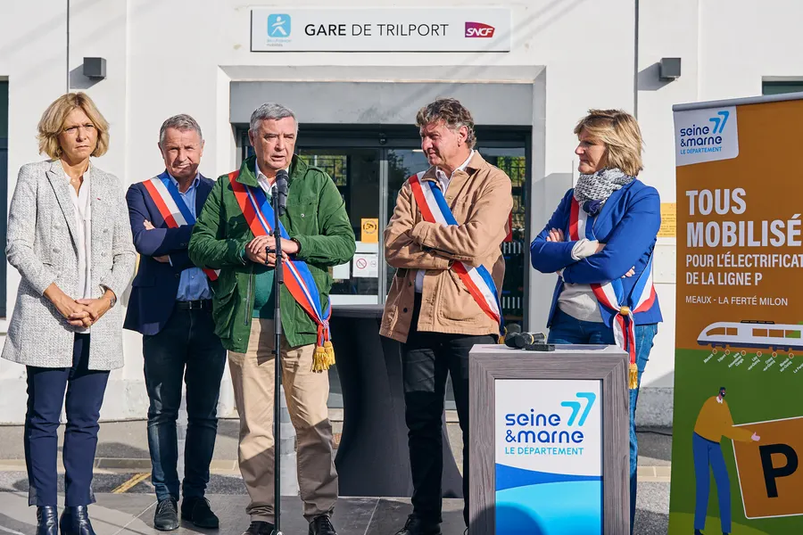 Élus réunis devant la gare de Trilport pour l'électrification de la ligne P