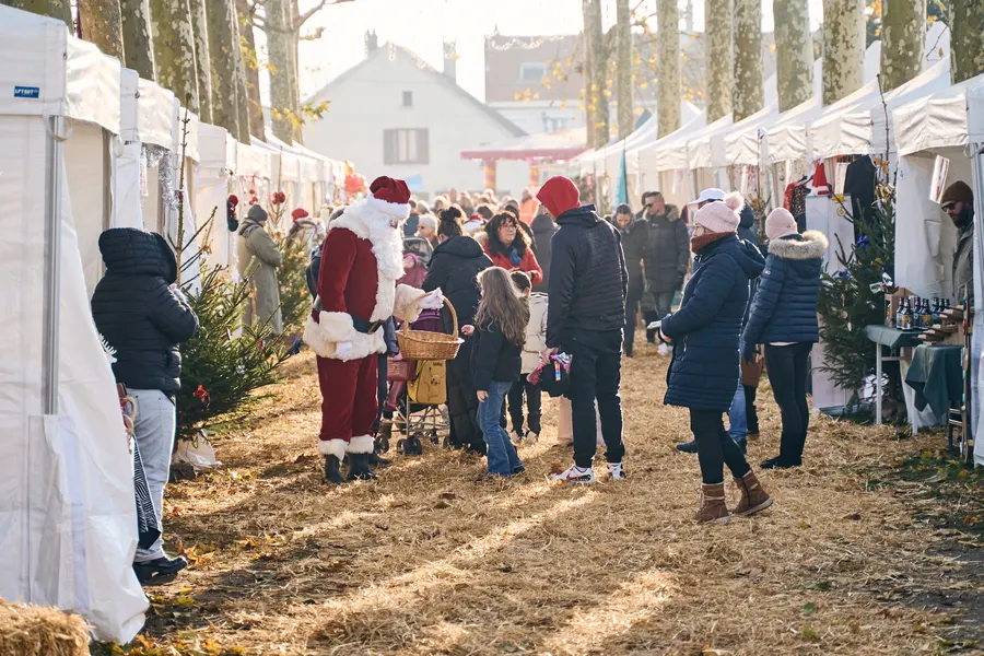 Le Père Noël au milieu des visiteurs du marché de Noël de Trilport