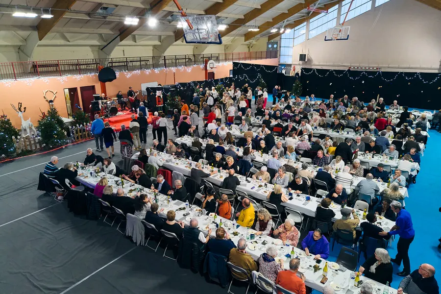 Vue en hauteur du repas des seniors dans la salle de sport de Trilport